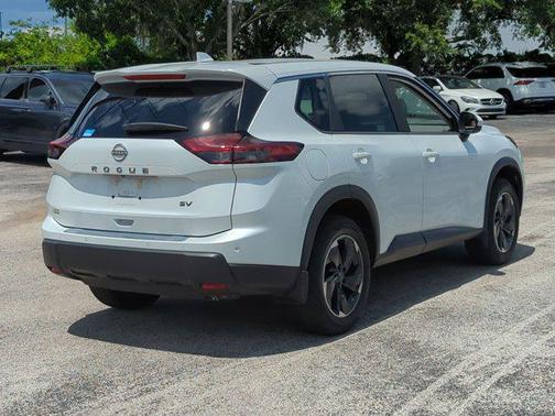 Everest White Pearl 2024 Nissan Rogue SV