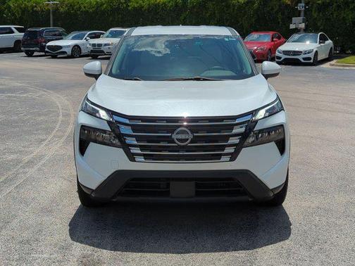 Everest White Pearl 2024 Nissan Rogue SV