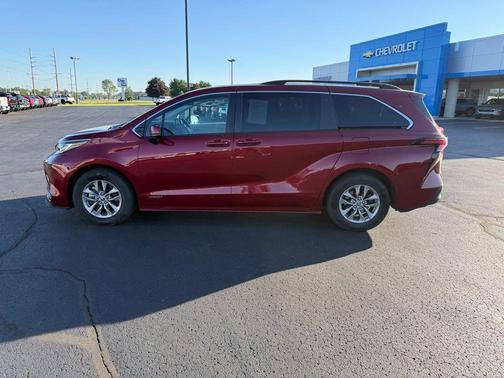 Pearl 2021 Toyota Sienna LE