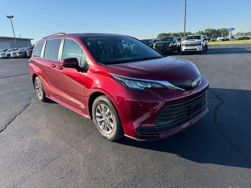 Pearl 2021 Toyota Sienna LE