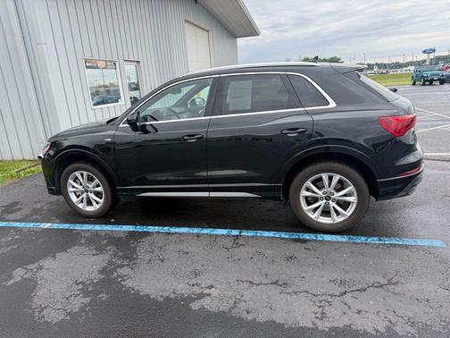 Mythos Black Metallic 2025 Audi Q3 45 S line Premium