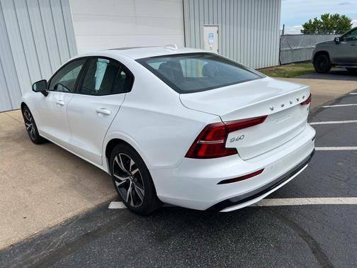 2024 Volvo S60 B5 Core Dark Theme