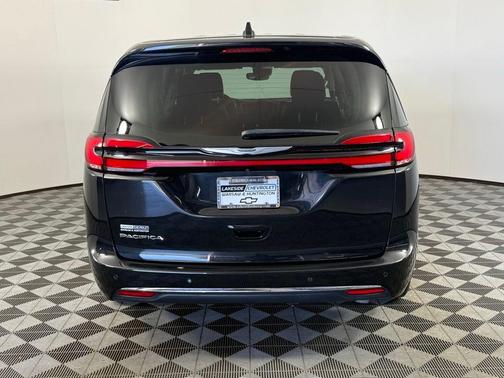 Brilliant Black Crystal Pearlcoat 2023 Chrysler Pacifica Touring-L