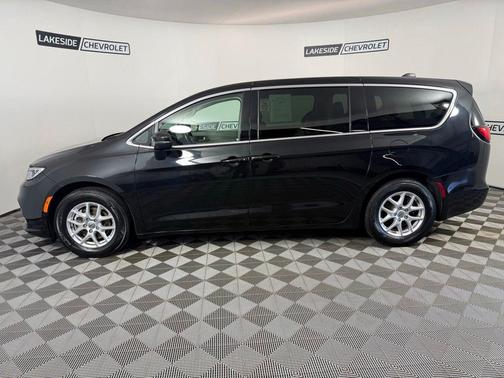 Brilliant Black Crystal Pearlcoat 2023 Chrysler Pacifica Touring-L
