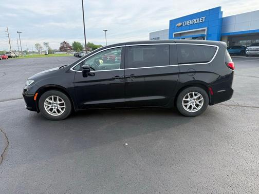 Brilliant Black Crystal Pearlcoat 2023 Chrysler Pacifica Touring-L