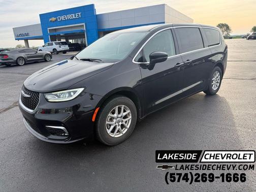 Brilliant Black Crystal Pearlcoat 2023 Chrysler Pacifica Touring-L