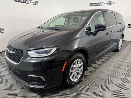 Brilliant Black Crystal Pearlcoat 2023 Chrysler Pacifica Touring-L