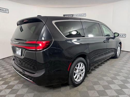 Brilliant Black Crystal Pearlcoat 2023 Chrysler Pacifica Touring-L
