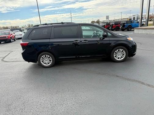 2017 Toyota Sienna XLE
