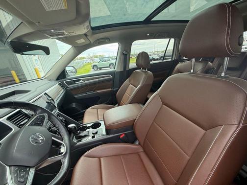 Opal White Pearl Effect 2023 Volkswagen Atlas 2.0T SEL