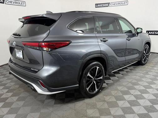 Magnetic Gray Metallic 2021 Toyota Highlander XSE
