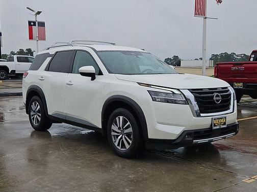 White 2024 Nissan Pathfinder SL