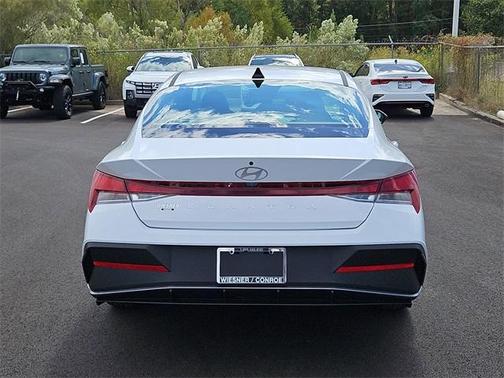 2025 Hyundai ELANTRA SE