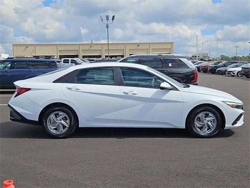 2025 Hyundai ELANTRA SE