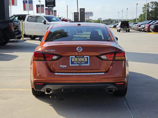 Sunset 2022 Nissan Altima 2.5 SR
