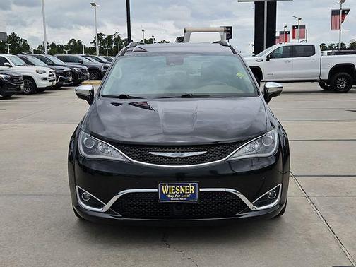 Brilliant Black Crystal Pearlcoat 2018 Chrysler Pacifica Limited