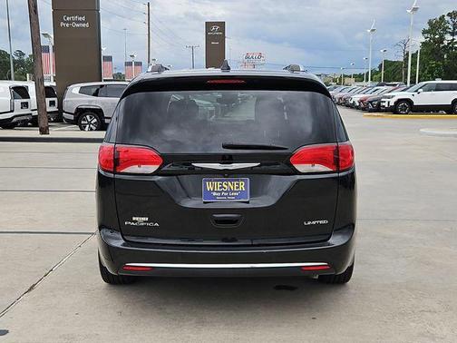 Brilliant Black Crystal Pearlcoat 2018 Chrysler Pacifica Limited