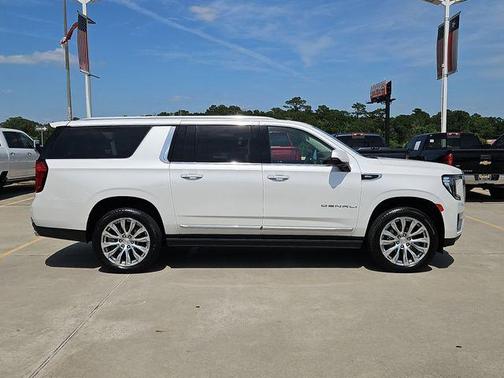 White Frost 2022 GMC Yukon XL Denali