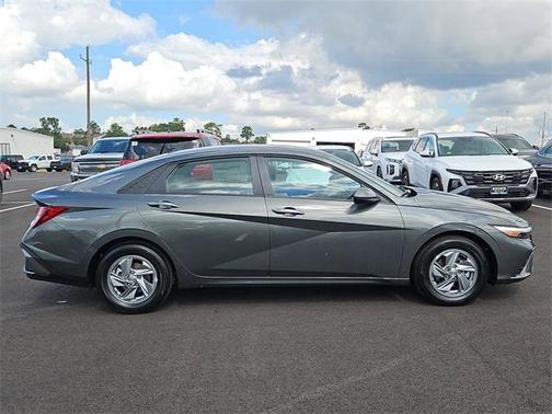 2025 Hyundai ELANTRA SE