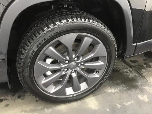 Photo 4 of 40 of 2021 Jeep Cherokee Latitude Lux