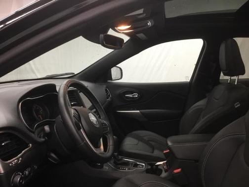 Photo 5 of 40 of 2021 Jeep Cherokee Latitude Lux