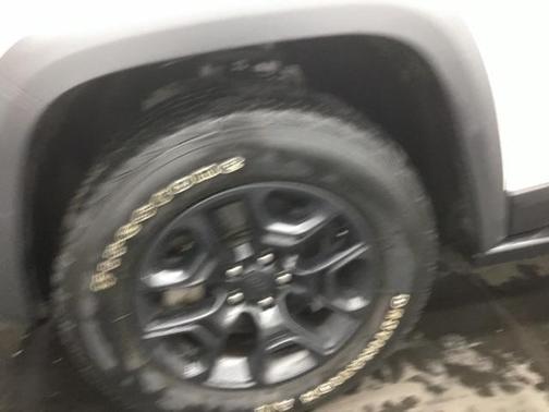 Photo 4 of 35 of 2019 Jeep Cherokee Trailhawk