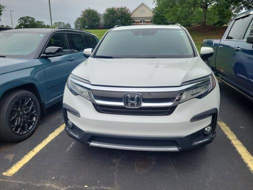 White 2022 Honda Pilot Touring 7-Passenger