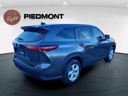 2022 Toyota Highlander LE