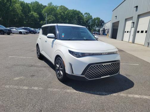 Snow White Pearl 2024 Kia Soul EX