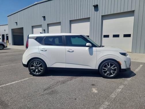 Snow White Pearl 2024 Kia Soul EX
