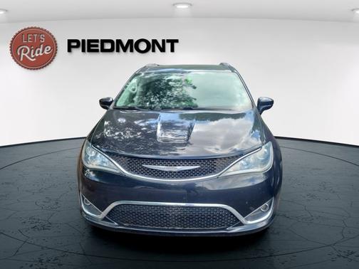 Brilliant Black Crystal Pearlcoat 2017 Chrysler Pacifica Touring-L