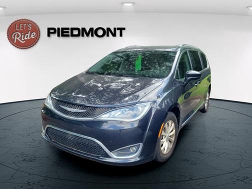 Brilliant Black Crystal Pearlcoat 2017 Chrysler Pacifica Touring-L