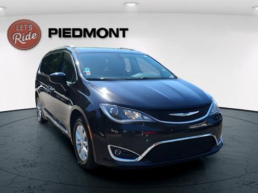 Brilliant Black Crystal Pearlcoat 2017 Chrysler Pacifica Touring-L