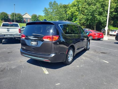Brilliant Black Crystal Pearlcoat 2017 Chrysler Pacifica Touring-L