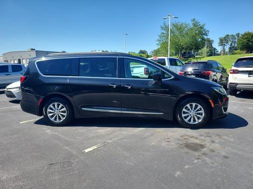 Brilliant Black Crystal Pearlcoat 2017 Chrysler Pacifica Touring-L