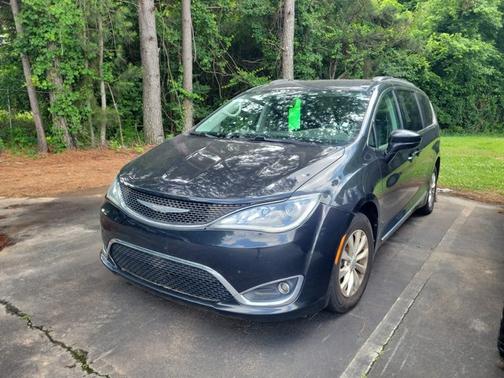 Brilliant Black Crystal Pearlcoat 2017 Chrysler Pacifica Touring-L