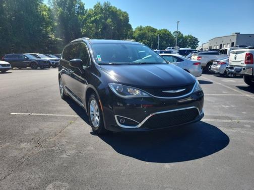 Brilliant Black Crystal Pearlcoat 2017 Chrysler Pacifica Touring-L