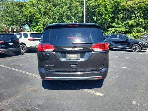Brilliant Black Crystal Pearlcoat 2017 Chrysler Pacifica Touring-L