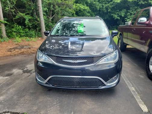 Brilliant Black Crystal Pearlcoat 2017 Chrysler Pacifica Touring-L