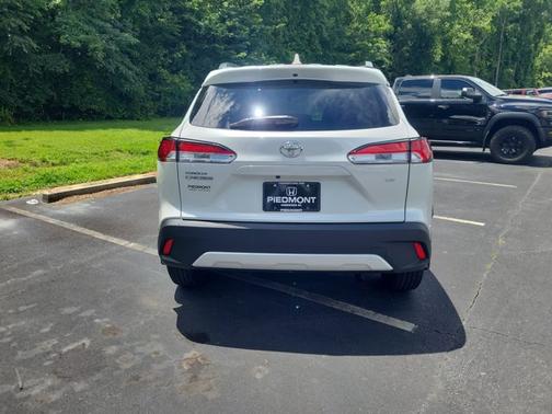 Pearl 2024 Toyota Corolla Cross LE