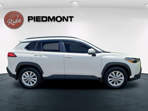 Pearl 2024 Toyota Corolla Cross LE