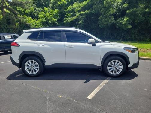 Pearl 2024 Toyota Corolla Cross LE