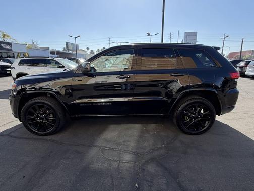 Diamond Black Crystal Pearlcoat 2018 Jeep Grand Cherokee Altitude