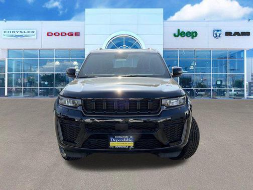 Diamond Black Crystal Pearlcoat 2026 Jeep Grand Cherokee Altitude