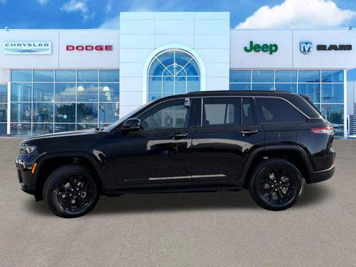 Diamond Black Crystal Pearlcoat 2026 Jeep Grand Cherokee Altitude