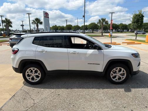 Bright White Clearcoat 2024 Jeep Compass Latitude