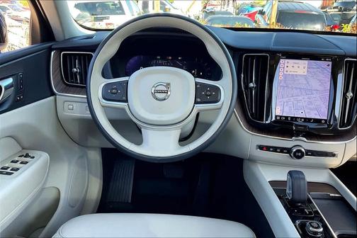 2022 Volvo XC60 B5 Momentum