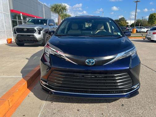2022 Toyota Sienna XLE