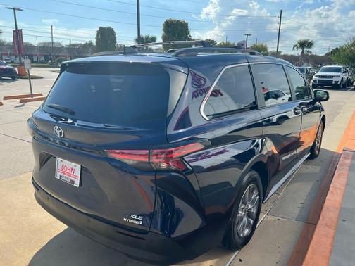2022 Toyota Sienna XLE
