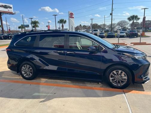 2022 Toyota Sienna XLE